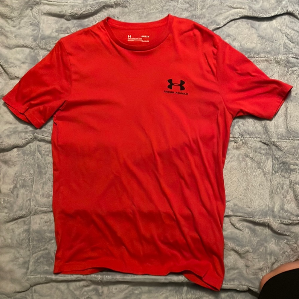 Under Armour Men’s Medium Red Loose Heat Gear T shirt -BARELY WORN-MAKE AN OFFER